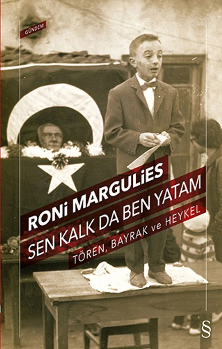 Sen Kalk da Ben Yatam Tören, Bayrak ve Heykel
