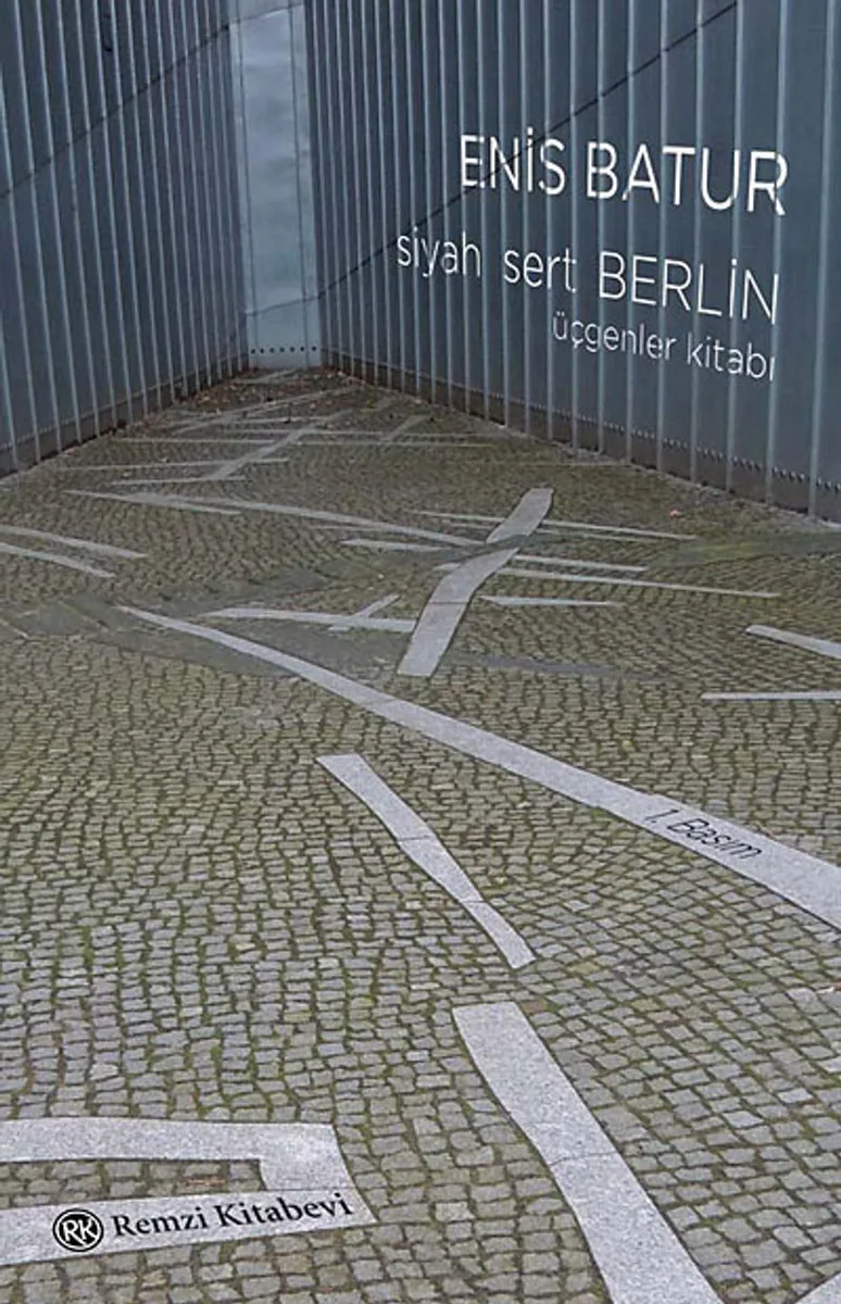 Siyah Sert Berlin Üçgenler Kitabı