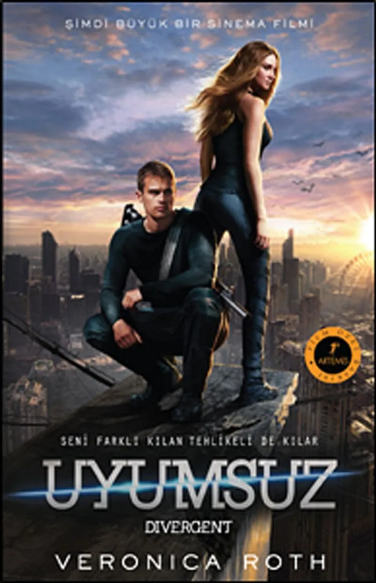 Uyumsuz (Ciltli) Şimdi Büyük Bir Sinema Filmi / Film Özel Baskısı